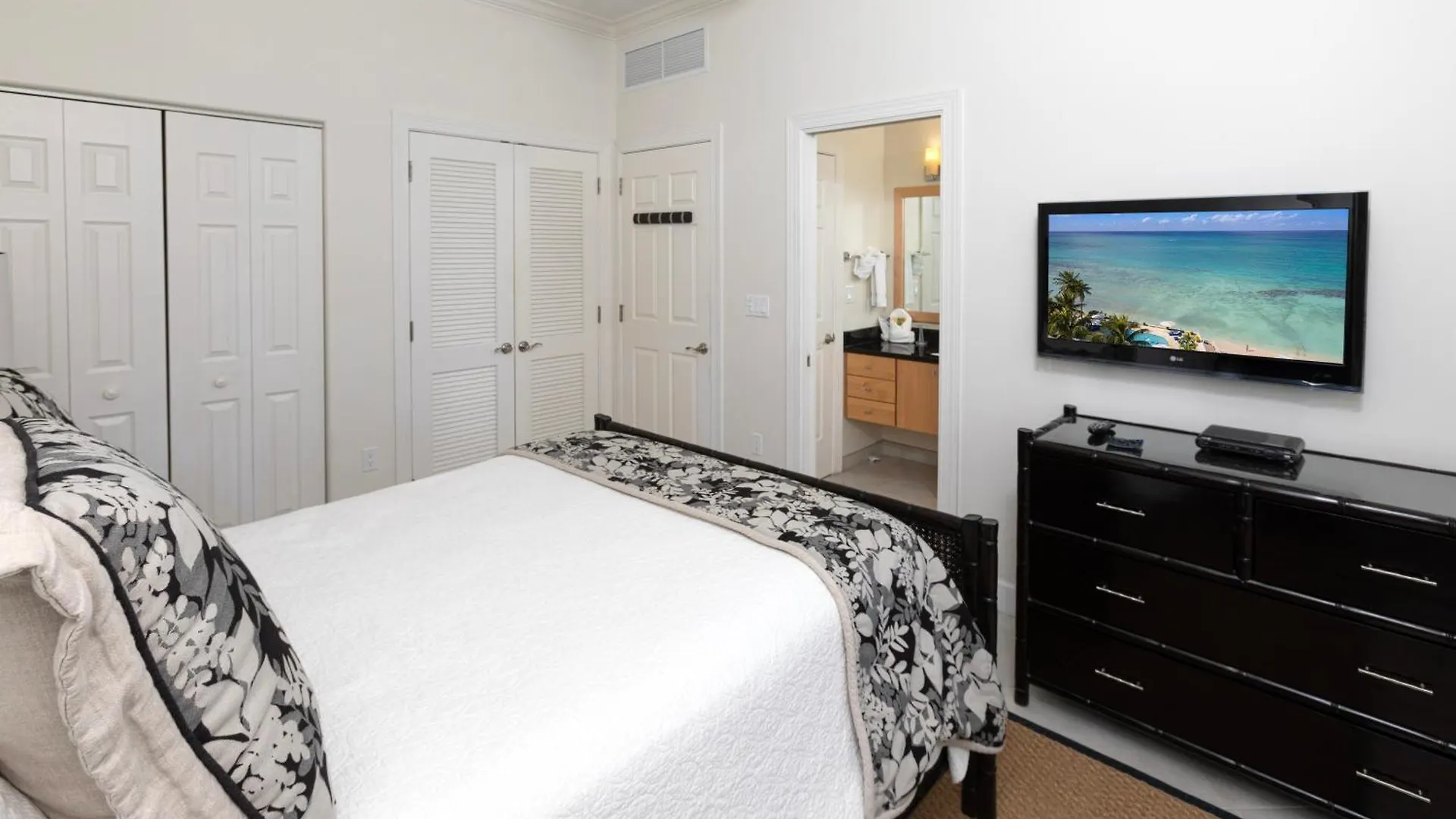 South Bay Beach Club 33 - 3 Bedroom 2 Bathroom Unit 조지 타운 아파트